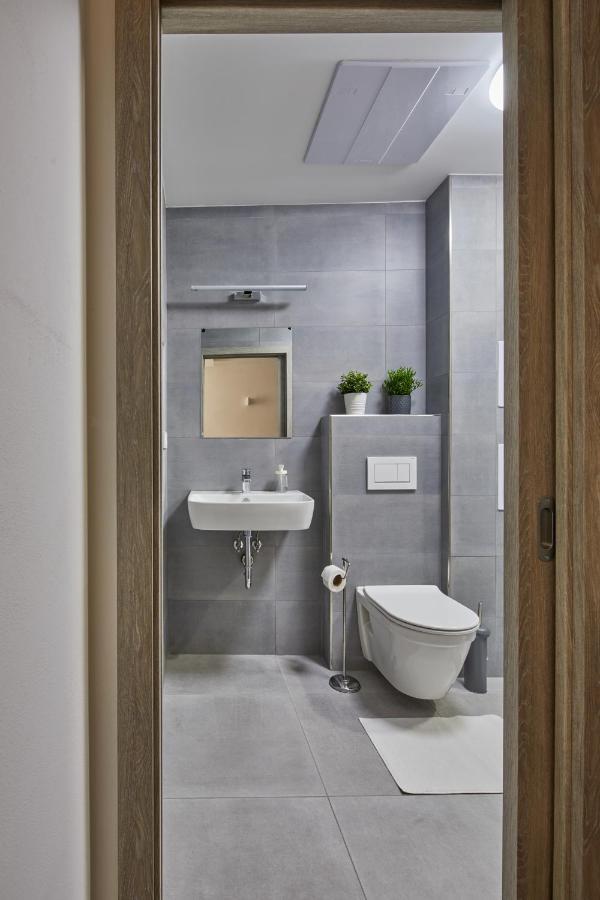 Minimalist Apartment On Wenceslas Square By Prague Days Bagian luar foto